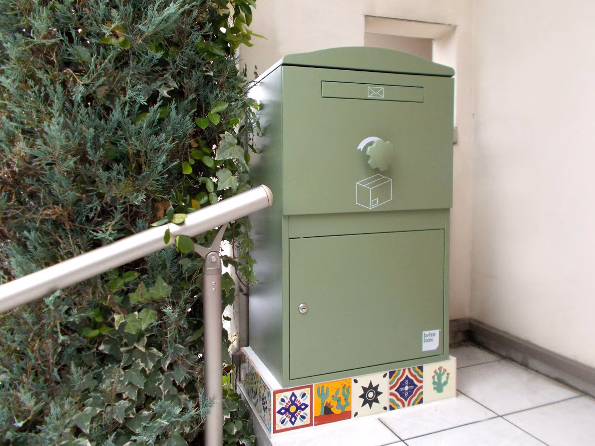 グリーンのBrizebox Largeをメキシコタイルの台座に据え置き施工した外構