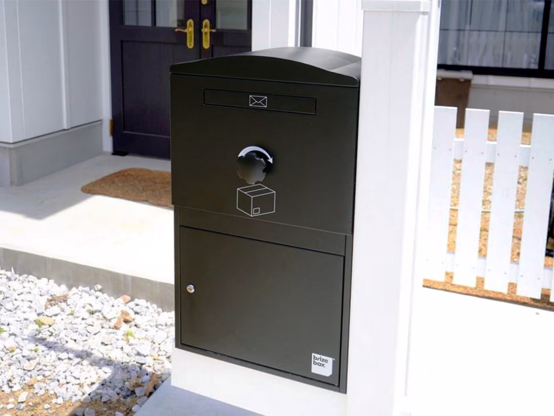 ブラックのBrizebox Largeを機能門柱バイナルスタンドに取り付けた玄関まわり
