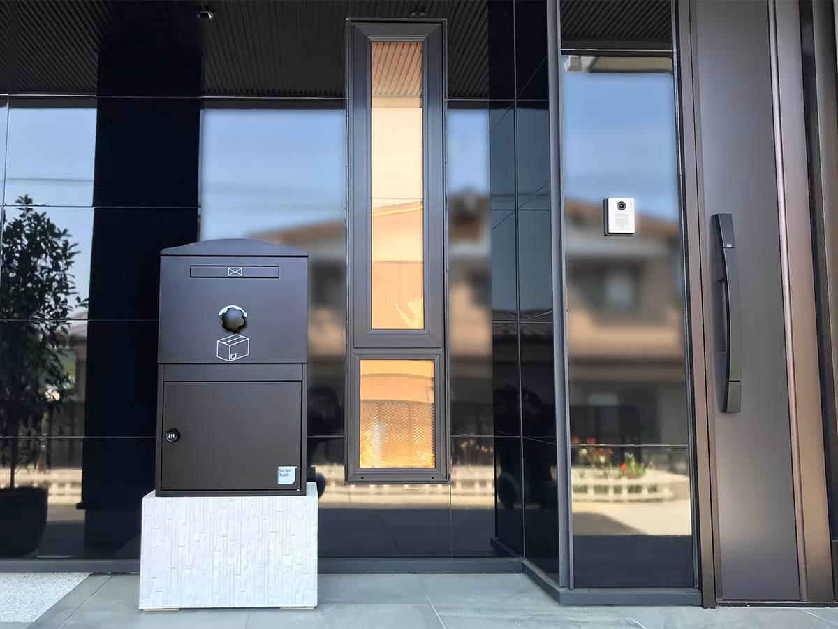 ブラックのBrizebox Largeを据え置き施工で設置した門まわり